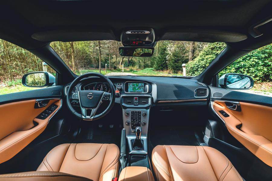 Торпедо Volvo V40 T2 Inscription 2016 года  (WW) (фото 3 из 10)